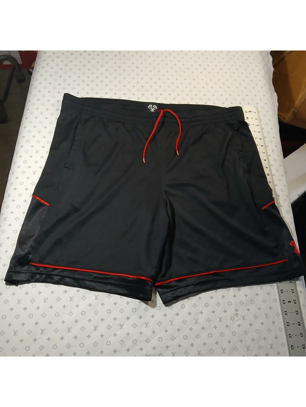 Under Armour Athletic Shorts Men's 2XL Black Red Basketball Gym Activewear